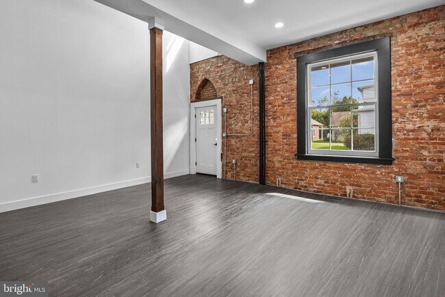 Foto del edificio - 819 Blooming Glen Rd