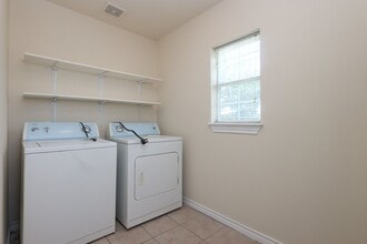 Building Photo - 402 Trichelle St