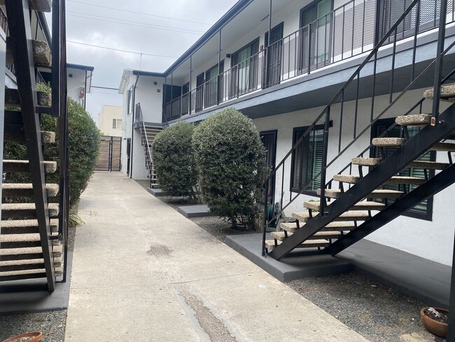 Building Photo - 910