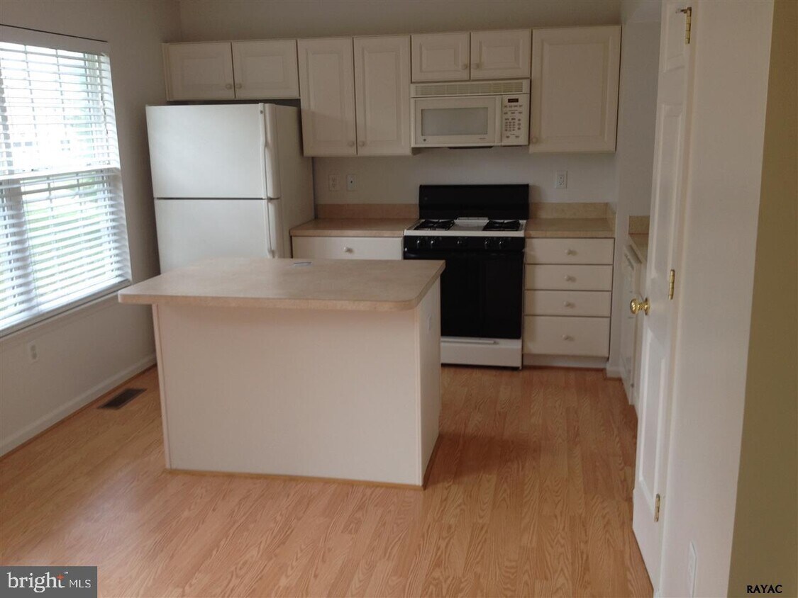 319 Royal Dr, Manchester, PA 17345 Room for Rent in Manchester, PA