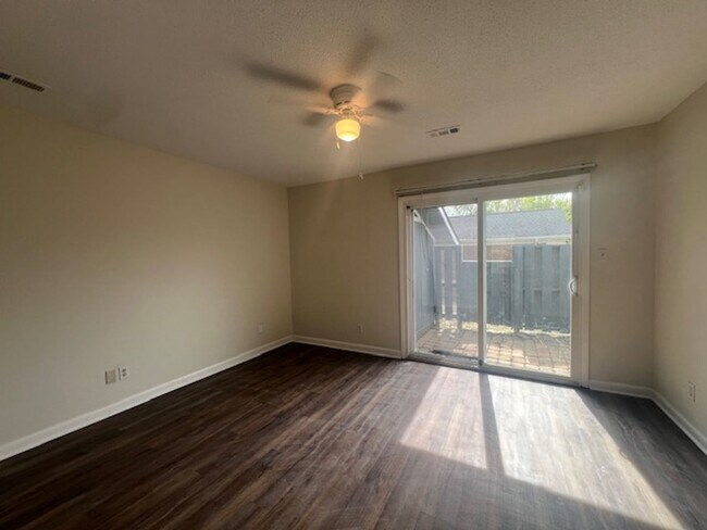 Foto del edificio - 5913 Rustlewood Dr