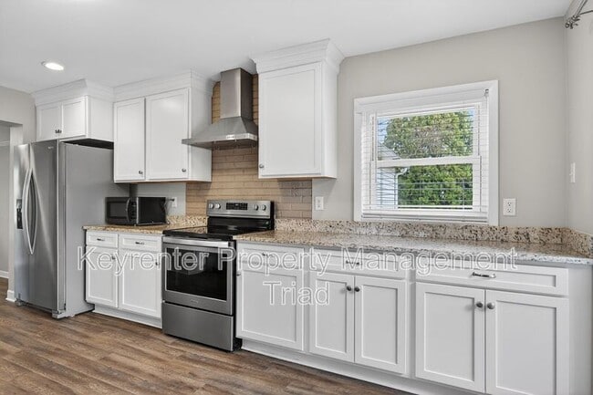 Foto del edificio - 8022 Linville Rd