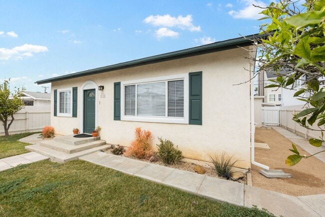 Building Photo - 2 bedroom 1 Bath House 1 Block From The Be...