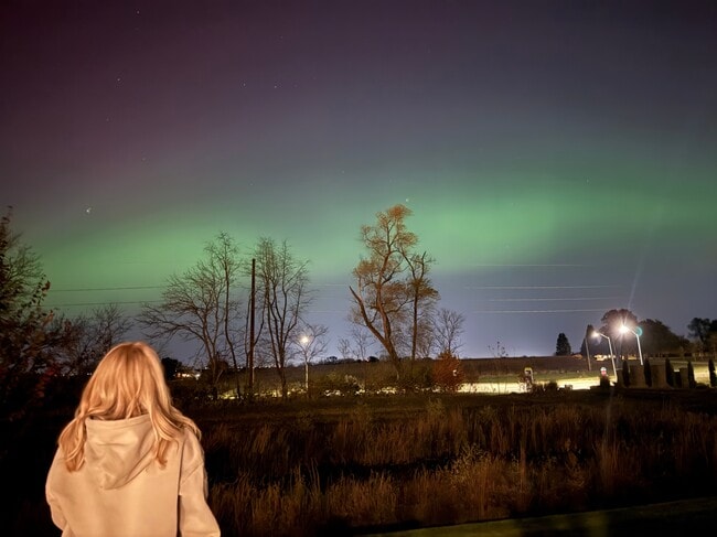 Building Photo - 2569 SE Hawkins Ave