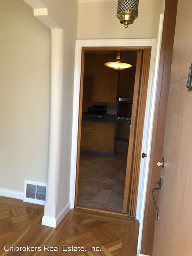 Building Photo - 2 br, 1 bath House - 1930 Alemany Blvd.