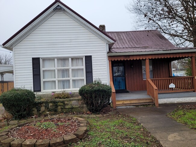 Building Photo - 1121 Elm St