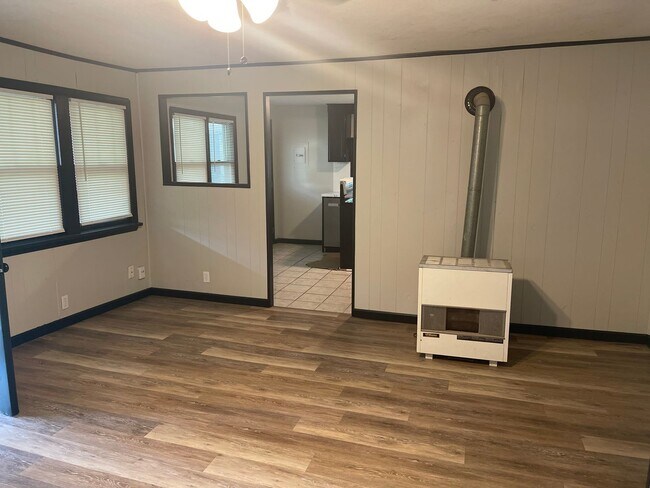 Building Photo - Recently updated 2 bedroom home