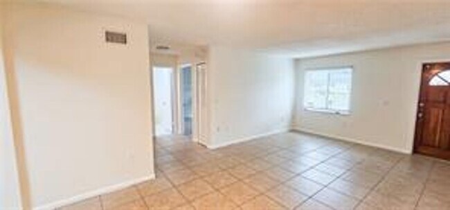 Foto del edificio - Cute 2/1 duplex - Freshly painted