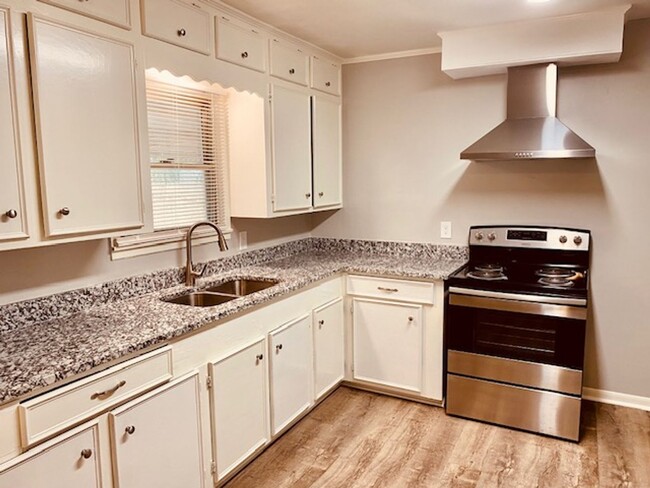 Building Photo - RECENTLY REMODELED 3 BEDROOM 2 BATH  LEASE...