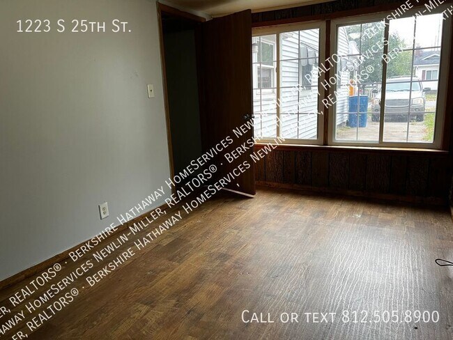Building Photo - 4 Bedroom on the Southside