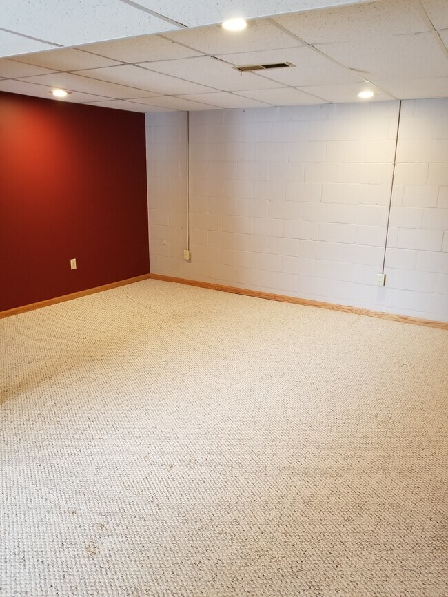 Building Photo - 1728 Middle Rd