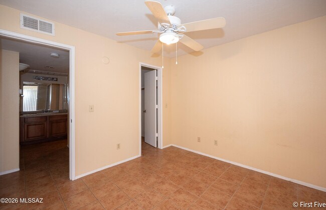 Building Photo - 1810 E Blacklidge Dr