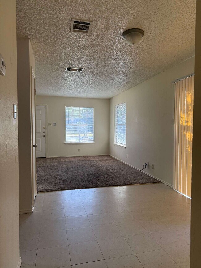 Building Photo - Affordable Three Bed/Two Bath in Leon Valley, Close to Sea World