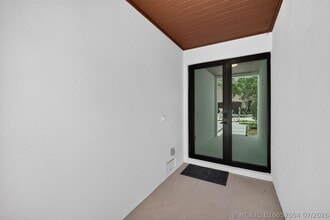 Building Photo - 704 SW 9th St
