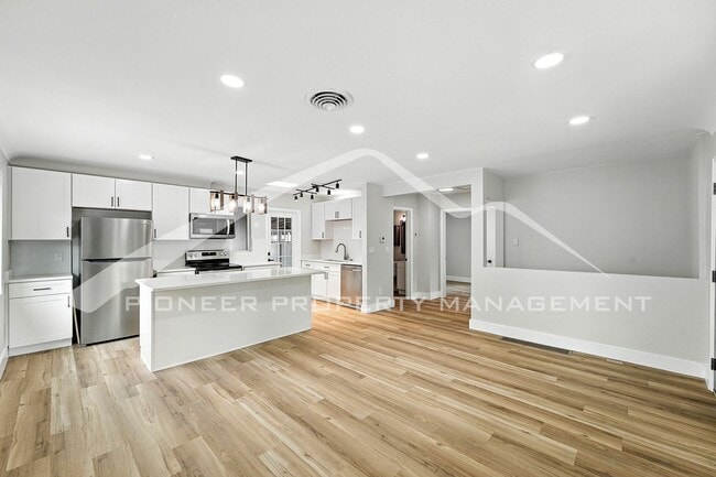 Building Photo - Gorgeous Home with Washer/Dryer and 2-Car ...