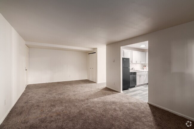 2 habitaciones, 1 baño - 950 pies cuadrados - Sala de estar - Landon Court Apartments