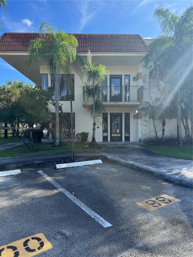 Building Photo - 4725 SW 62nd Ave