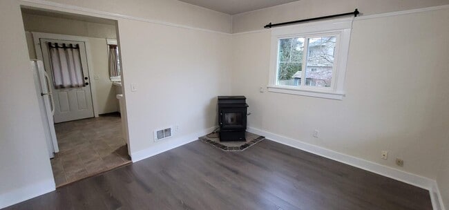 Building Photo - Charming home on quaint cul-de-sac!