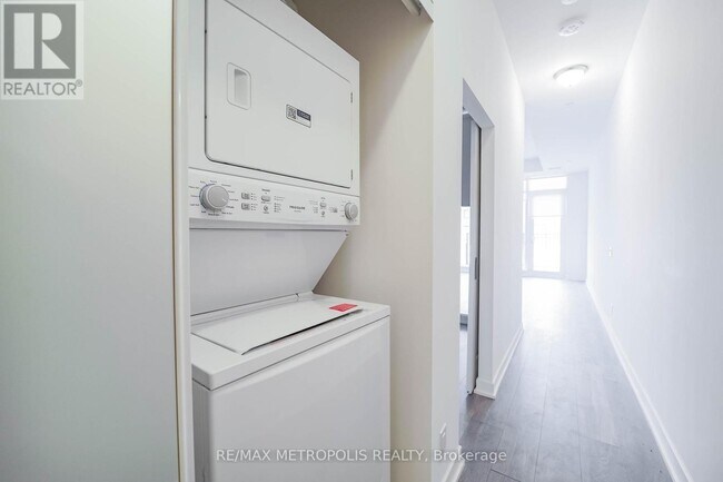 Building Photo - 2 Manderley Dr