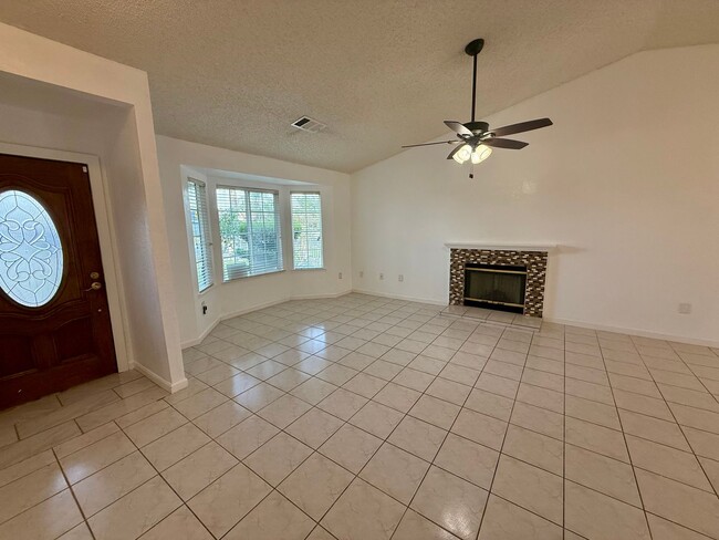 Building Photo - Charming 4-Bedroom Home in Delano!