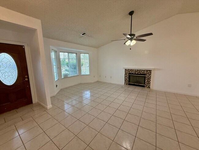 Foto del edificio - Charming 4-Bedroom Home in Delano!