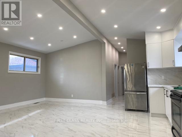 Building Photo - 20 Savarin St