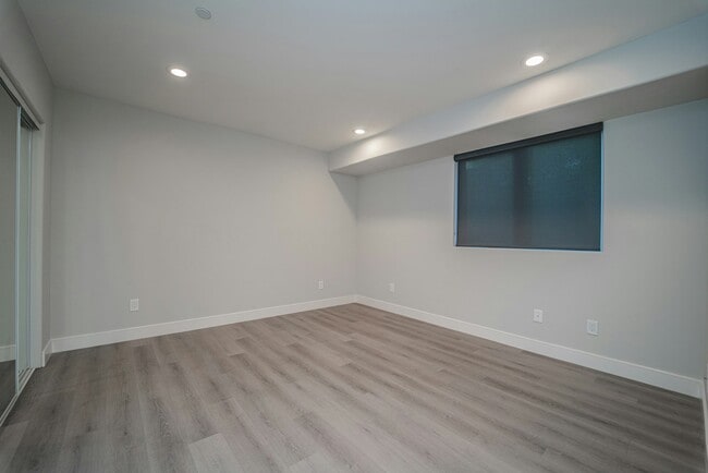 Building Photo - 2115 Holly Dr