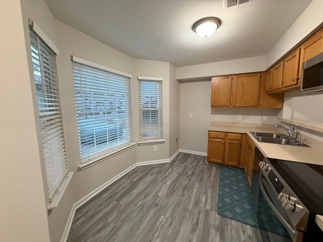 Building Photo - LANDSTOWN LAKES