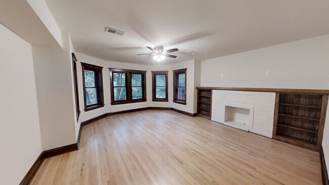 Building Photo - 4817 N Oakley Ave