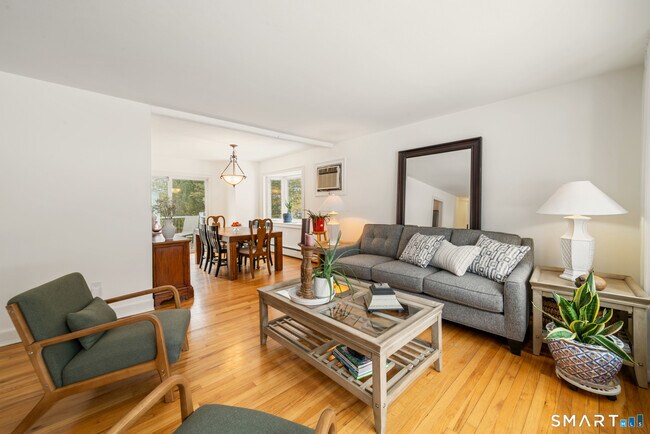 Foto del edificio - 16 Cushing Dr