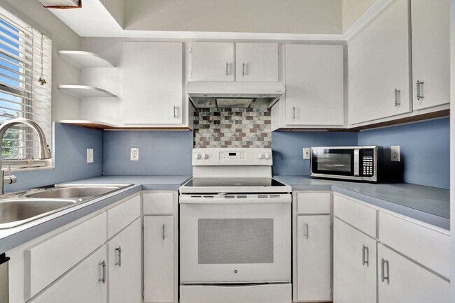 Foto del edificio - Beachside Bliss in Hobe Sound – Move-In Ready with Room to Roam!