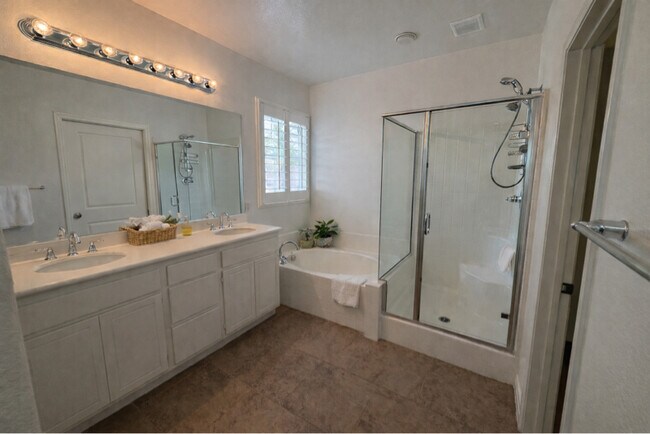 Foto del edificio - 16080 Begonia Ave