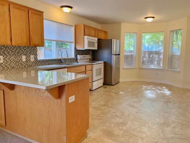 Building Photo - Bright and airy 4 bed!