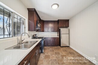 Building Photo - 5384 Romaine St