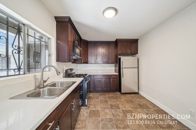 Foto del edificio - 5384 Romaine St