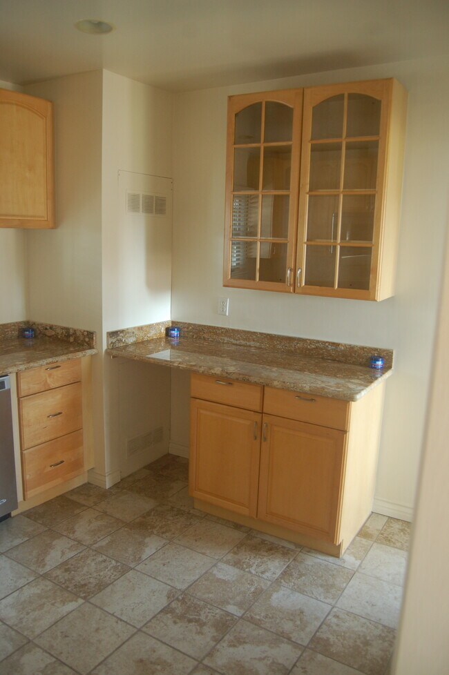 Kitchen/work counter/cabinet - 815 7th St