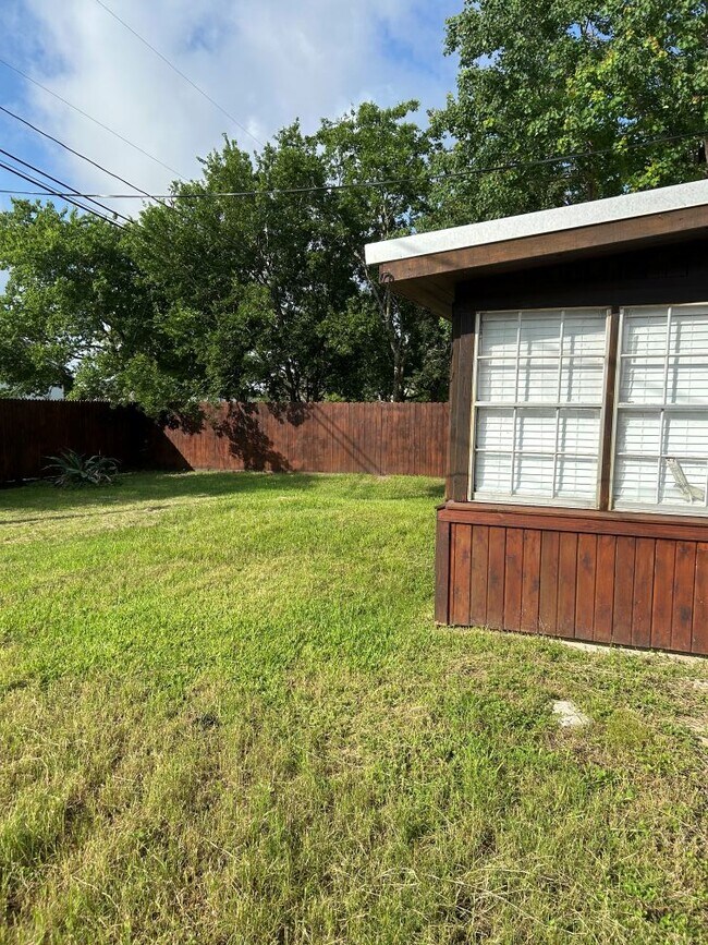 Foto del edificio - 906 Gilchrist Ave
