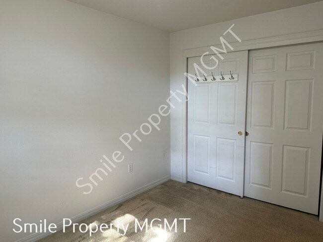 Building Photo - 2 bedroom with 2 bath Apartment