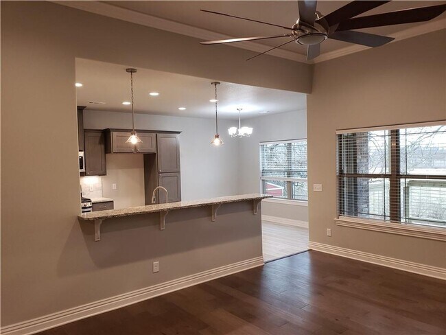 Foto del edificio - Spacious 4-Bedroom Home with Modern Upgrades & Fenced Yard