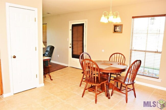 Building Photo - 10124 Nashville Ct