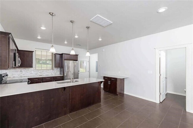Building Photo - 438 S Sang Ave