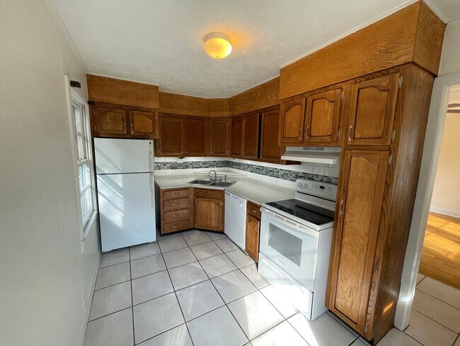 Building Photo - 2 Bed 1 Bath Cottage with Bonus Room & Off...