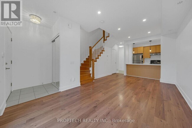 Photo du bâtiment - 295 Village Green Square