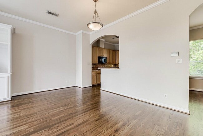 Building Photo - 513 Leverkuhn St