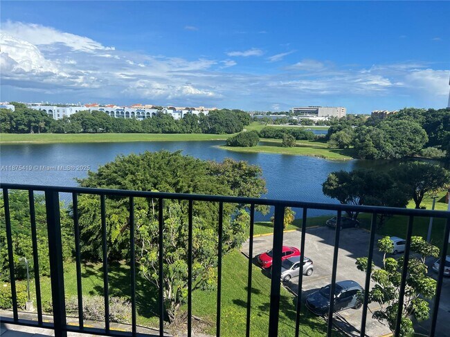 Foto del edificio - 9682 Fontainebleau Blvd