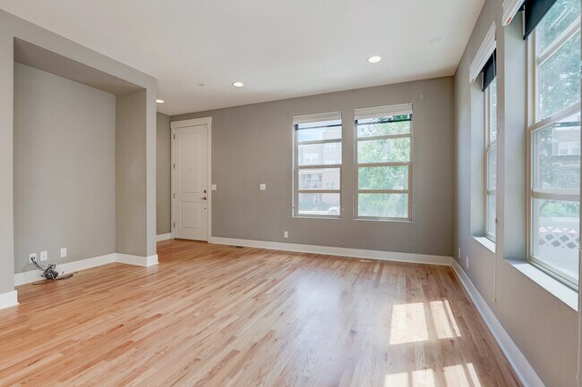 Foto del edificio - 11335 Uptown Ave