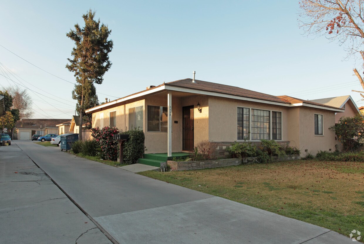 Primary Photo - 9450-9454 Park St