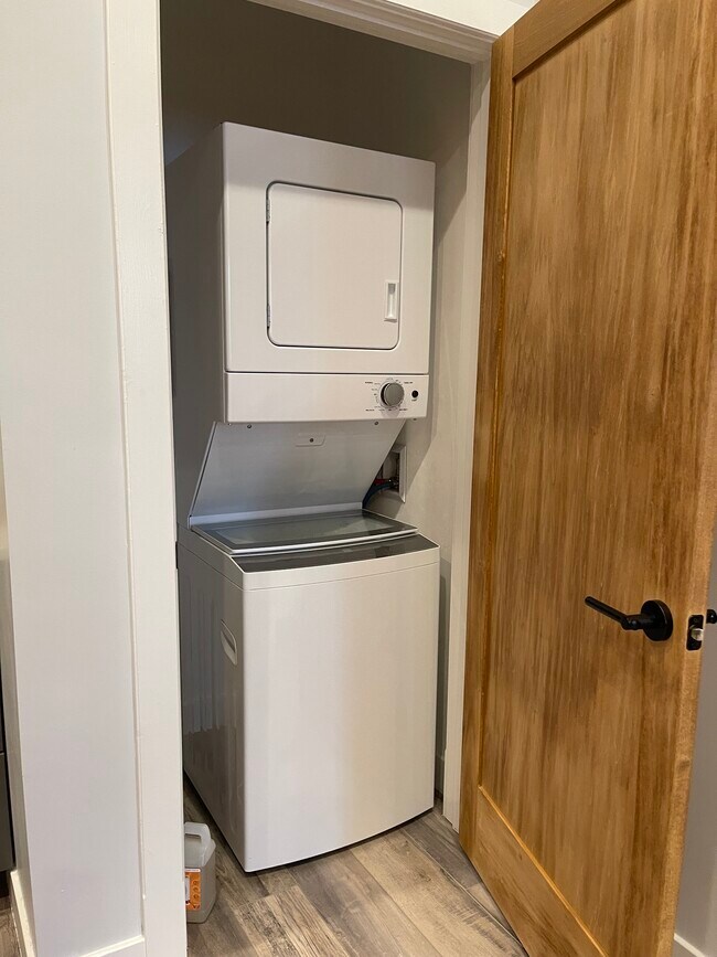 Lavandería en la unidad - 106 W Michigan Ave