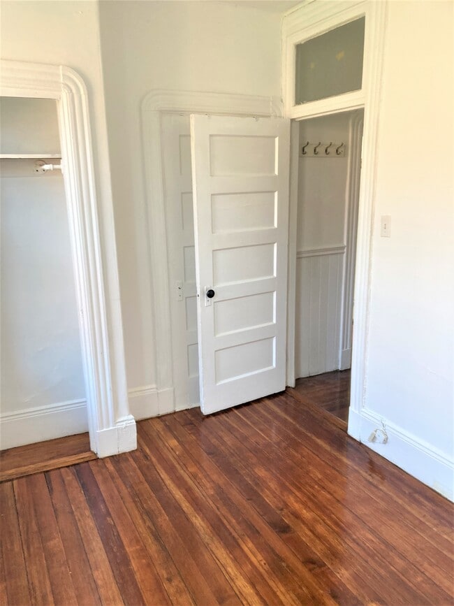 Building Photo - 66 Phillips St