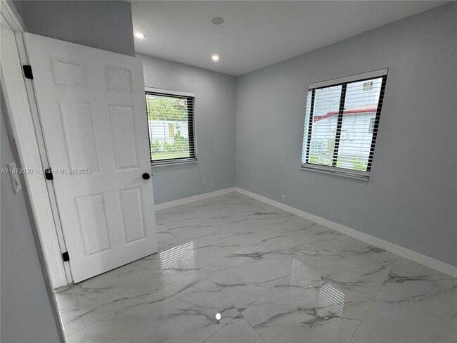 Foto del edificio - 16440 NE 10th Ave
